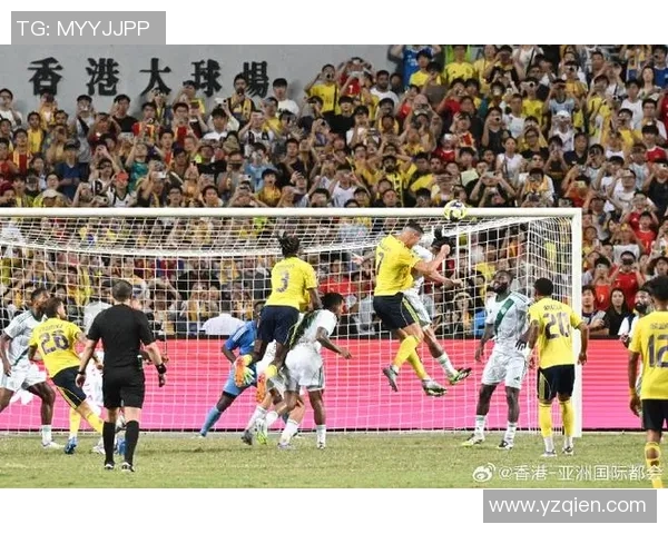 足球巨星化身平凡路人街头日常瞬间引发热议